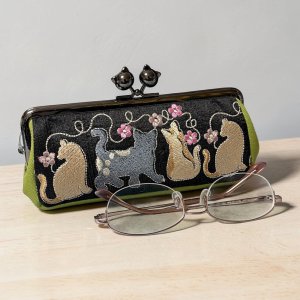 画像1: mayuzou：刺繍にゃんこのペン＆メガネケース「黒ｘグリーン」 (1)