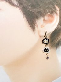 画像1: 手仕事LIFE:3匹の猫アシンメトリーイヤリングorピアス(モノトーンバージョン)