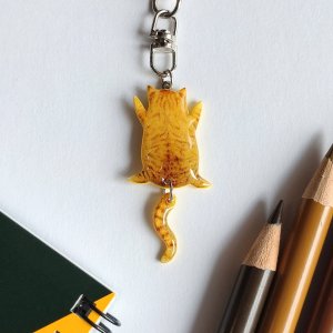 画像1: ねこぴず工房：しっぽユラユラしがみつき猫　茶トラ（キーホルダー・ストラップ・ピンバッチ） (1)