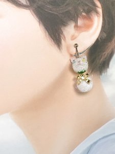 画像1: 手仕事LIFE：にゃん玉イヤリング（白猫） (1)