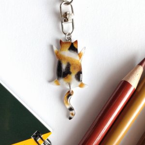 画像1: ねこぴず工房：しっぽユラユラしがみつき猫　ミケ（キーホルダー・ストラップ・ピンバッチ） (1)