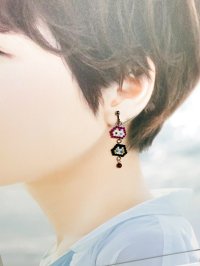 画像1: 手仕事LIFE:3匹の猫アシンメトリーイヤリングorピアス(紫×黒)