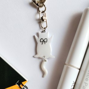 画像1: ねこぴず工房：しっぽユラユラしがみつき猫　白猫（キーホルダー・ストラップ・ピンバッチ） (1)