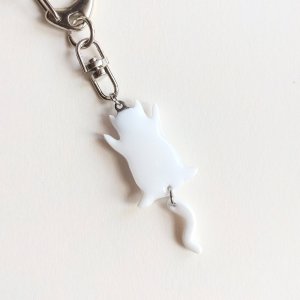 画像2: ねこぴず工房：しっぽユラユラしがみつき猫　白猫（キーホルダー・ストラップ・ピンバッチ） (2)