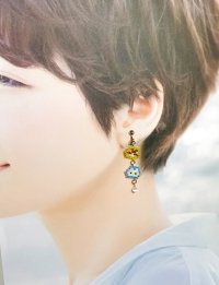 画像1: 手仕事LIFE:3匹の猫アシンメトリーイヤリングorピアス(緑×水色)