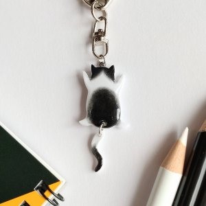 画像1: ねこぴず工房：しっぽユラユラしがみつき猫　ハチワレ（キーホルダー・ストラップ・ピンバッチ） (1)
