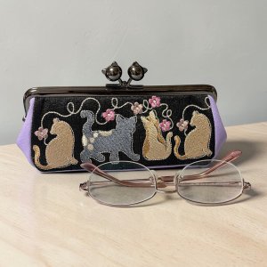 画像1: mayuzou：刺繍にゃんこのペン＆メガネケース「黒ｘラベンダー」 (1)