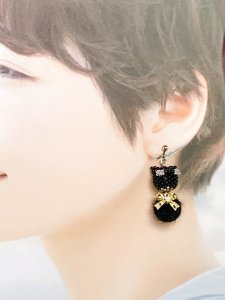 画像1: 手仕事LIFE：にゃん玉イヤリング（黒猫） (1)