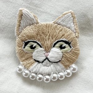 画像1: KARENTO.K.N：オシャレな猫ちゃん（茶ハチワレ）　手刺繍ブローチ (1)