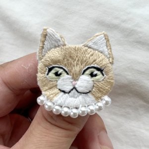 画像2: KARENTO.K.N：オシャレな猫ちゃん（茶ハチワレ）　手刺繍ブローチ (2)