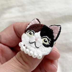 画像3: KARENTO.K.N：オシャレな猫ちゃん（三毛猫）　手刺繍ブローチ (3)