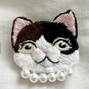 画像1: KARENTO.K.N：オシャレな猫ちゃん（三毛猫）　手刺繍ブローチ (1)