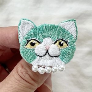 画像2: KARENTO.K.N：オシャレな猫ちゃん（グラデーショングリーン）　手刺繍ブローチ (2)