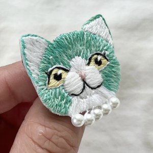 画像3: KARENTO.K.N：オシャレな猫ちゃん（グラデーショングリーン）　手刺繍ブローチ (3)