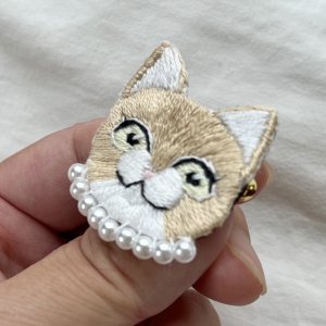 画像3: KARENTO.K.N：オシャレな猫ちゃん（茶ハチワレ）　手刺繍ブローチ (3)