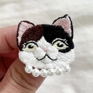 画像2: KARENTO.K.N：オシャレな猫ちゃん（三毛猫）　手刺繍ブローチ (2)