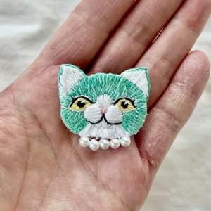 画像4: KARENTO.K.N：オシャレな猫ちゃん（グラデーショングリーン）　手刺繍ブローチ (4)