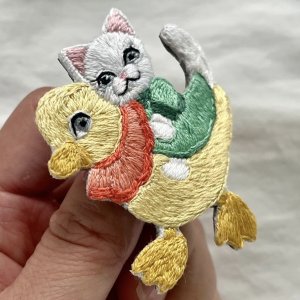 画像4: KARENTO.K.N：アヒルと猫　手刺繍ブローチ（全額寄付） (4)