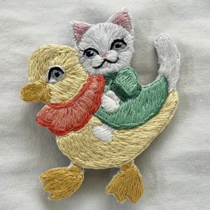 画像1: KARENTO.K.N：アヒルと猫　手刺繍ブローチ（全額寄付） (1)