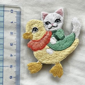 画像5: KARENTO.K.N：アヒルと猫　手刺繍ブローチ（全額寄付） (5)