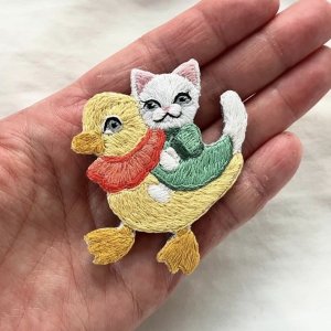 画像3: KARENTO.K.N：アヒルと猫　手刺繍ブローチ（全額寄付） (3)