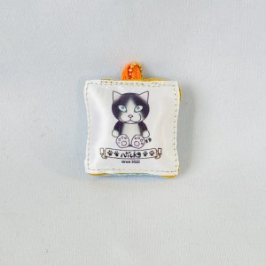 画像2: Nick9：スマホクリーナーキーホルダー「おすわりクロはちわれ」［全額寄付］ (2)