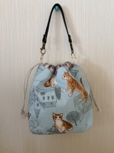 画像1: kiki：保冷きんちゃく袋(街並みとねこ水色) (1)