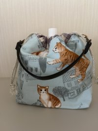 画像2: kiki：保冷きんちゃく袋(街並みとねこ水色)