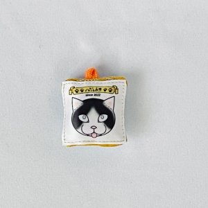 画像4: Nick9：スマホクリーナーキーホルダー「クロはちわれ」［全額寄付］ (4)
