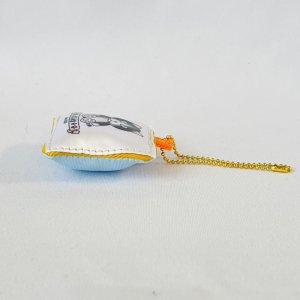 画像3: Nick9：スマホクリーナーキーホルダー「おすわりクロはちわれ」［全額寄付］ (3)