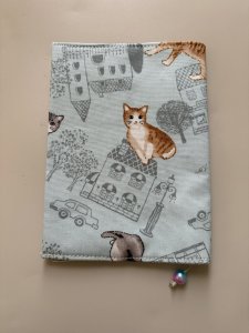 画像1: kiki：文庫本カバー(街並みとねこ水色) (1)