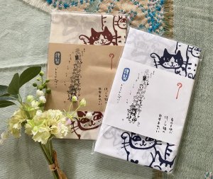 画像1: ドレミかんぱにー： 手ぬぐい縦（手捺染）招き猫がぞろぞろやって来る（一部寄付） (1)