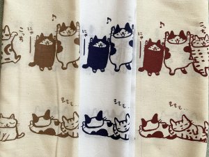 画像2: ドレミかんぱにー： 手ぬぐい横（手捺染）ぶら下がり猫と招き猫（一部寄付） (2)