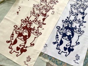 画像8: ドレミかんぱにー： 手ぬぐい縦（手捺染）招き猫がぞろぞろやって来る（一部寄付） (8)