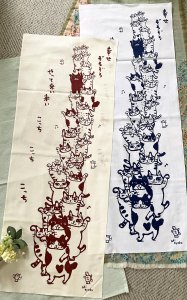 画像3: ドレミかんぱにー： 手ぬぐい縦（手捺染）招き猫がぞろぞろやって来る（一部寄付） (3)