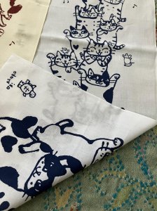 画像5: ドレミかんぱにー： 手ぬぐい縦（手捺染）招き猫がぞろぞろやって来る（一部寄付） (5)