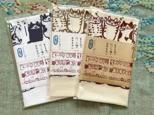 画像1: ドレミかんぱにー： 手ぬぐい横（手捺染）ぶら下がり猫と招き猫（一部寄付） (1)