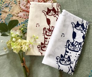 画像2: ドレミかんぱにー： 手ぬぐい縦（手捺染）招き猫がぞろぞろやって来る（一部寄付） (2)