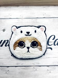 画像1: chana：手刺繡　白くまにゃんこの2wayブローチ (1)