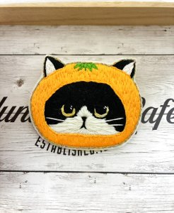 画像1: chana：手刺繡　みかんにゃんこの2wayブローチ (1)