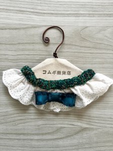 画像1: コムギ雑貨店：綿白レース＋深緑ニットリボン　シュシュ (1)