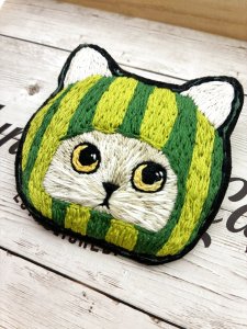 画像1: chana：手刺繡　スイカにゃんこの2wayブローチ (1)