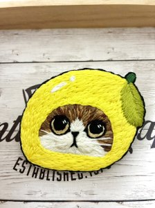 画像1: chana：手刺繡　レモンにゃんこの2wayブローチ (1)