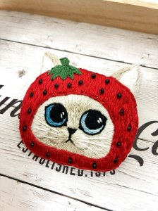 画像1: chana：手刺繡　イチゴにゃんこの2wayブローチ『全額寄付』 (1)