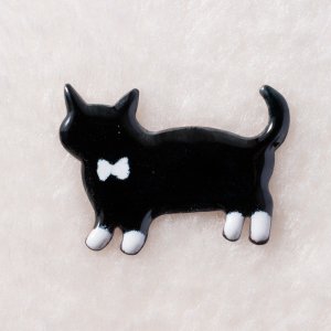 画像1: mofu-moe：七宝焼ブローチ【猫全身・蝶ネクタイ柄】 (1)