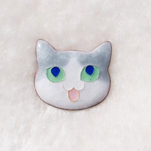 画像1: mofu-moe：七宝焼ブローチ【猫の顔・グレーハチワレ】 (1)
