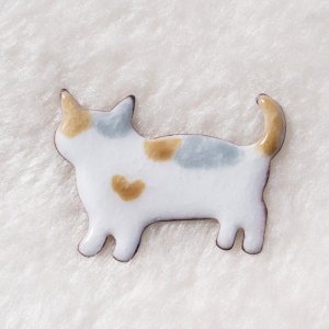 画像1: mofu-moe：七宝焼ブローチ【猫全身・三毛1】 (1)