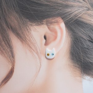 画像1: mofu-moe：猫の目輝く！イヤリングorピアス【白猫】 (1)