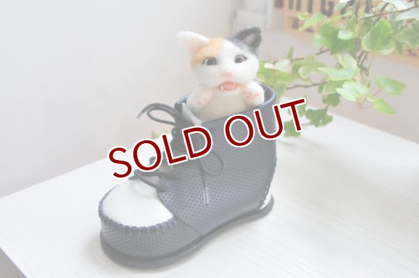 画像1: 50%OFF：あられ缶×masapan：革ブーツIN三毛にゃんこ(全額寄付) (1)