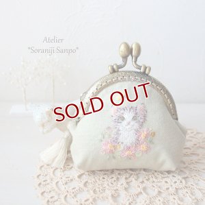 画像1: お花いっぱいネコちゃんの刺繍のガマ口　（一部寄付） (1)